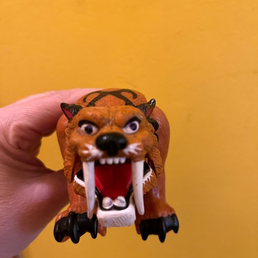 🐇 Saber Tooth Tiger walks after being winded up!  Watch the video! Mattel, Inc.